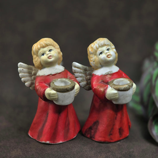 Zwei Vintage Kerzenhalter Engel aus den 1960ern in roter Gießkeramik. Nostalgische Weihnachtsdeko für Adventskranz oder Regal – mit authentischem Retro-Charme.