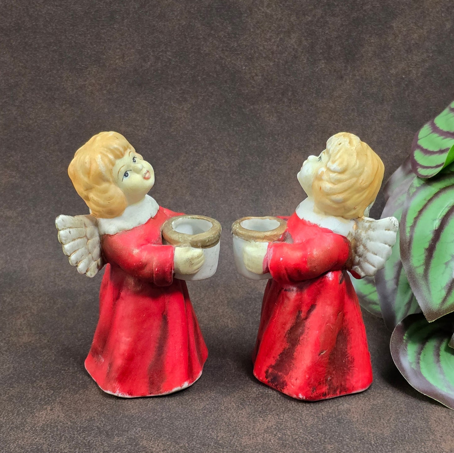 Zwei Vintage Kerzenhalter Engel aus den 1960ern in roter Gießkeramik. Nostalgische Weihnachtsdeko für Adventskranz oder Regal – mit authentischem Retro-Charme.