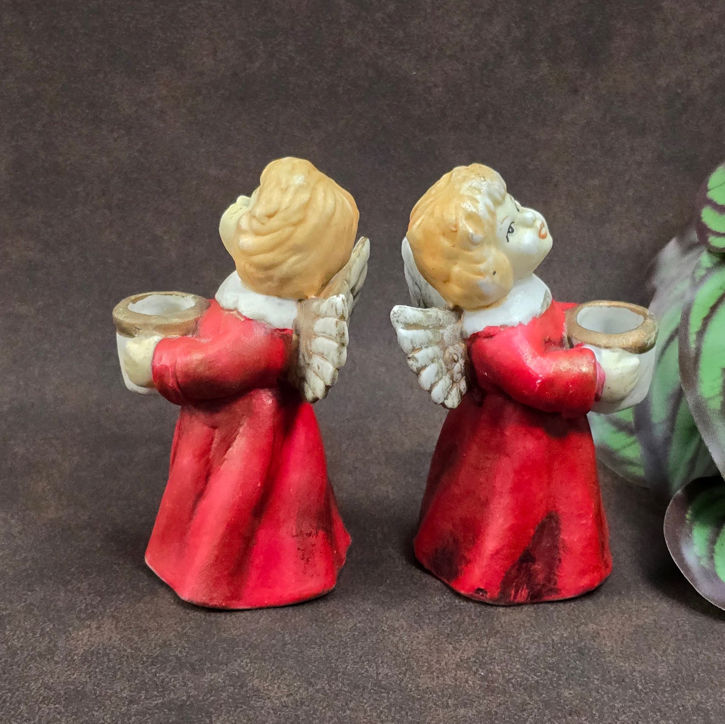 Zwei Vintage Kerzenhalter Engel aus den 1960ern in roter Gießkeramik. Nostalgische Weihnachtsdeko für Adventskranz oder Regal – mit authentischem Retro-Charme.