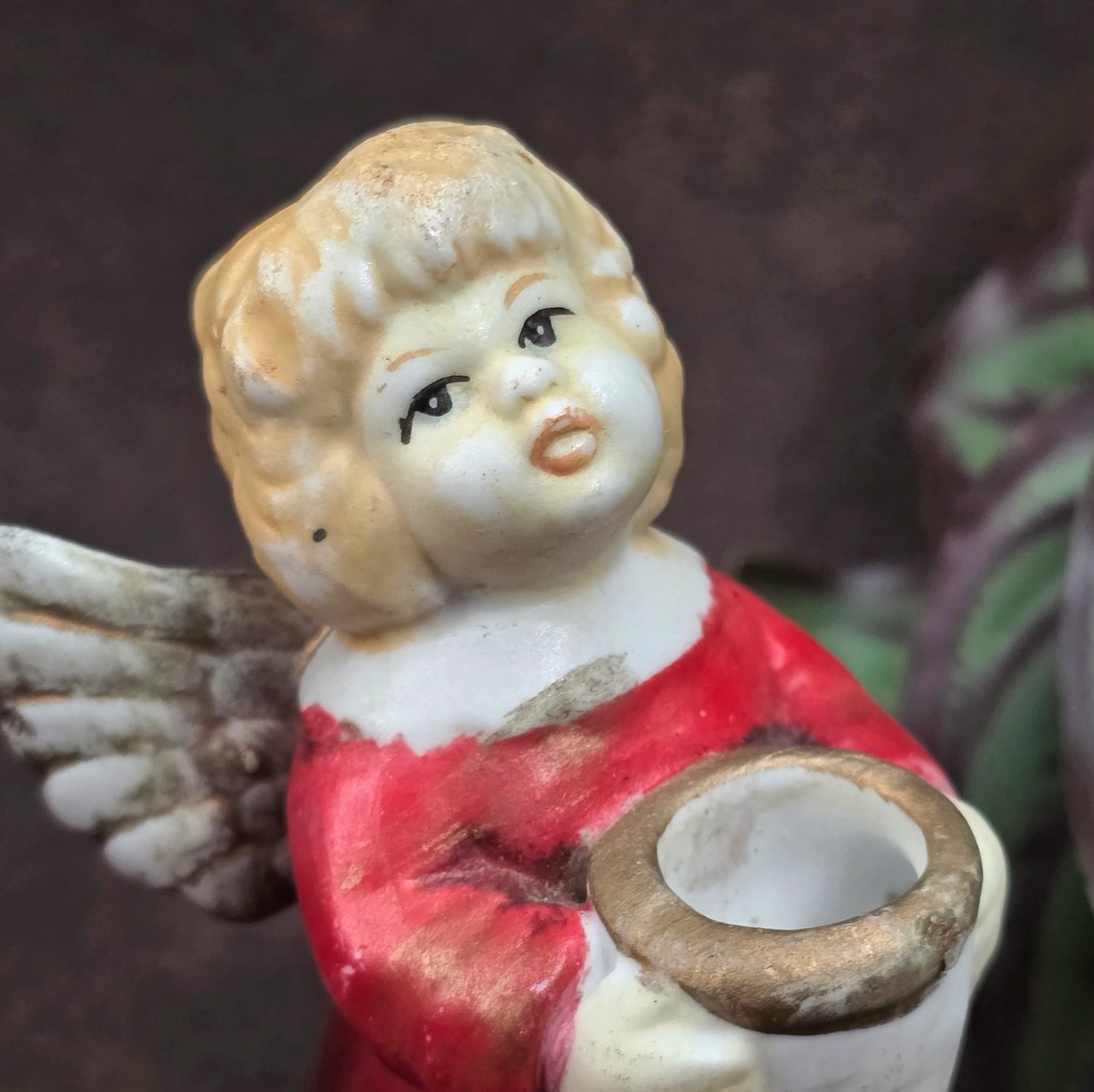 Zwei Vintage Kerzenhalter Engel aus den 1960ern in roter Gießkeramik. Nostalgische Weihnachtsdeko für Adventskranz oder Regal – mit authentischem Retro-Charme.