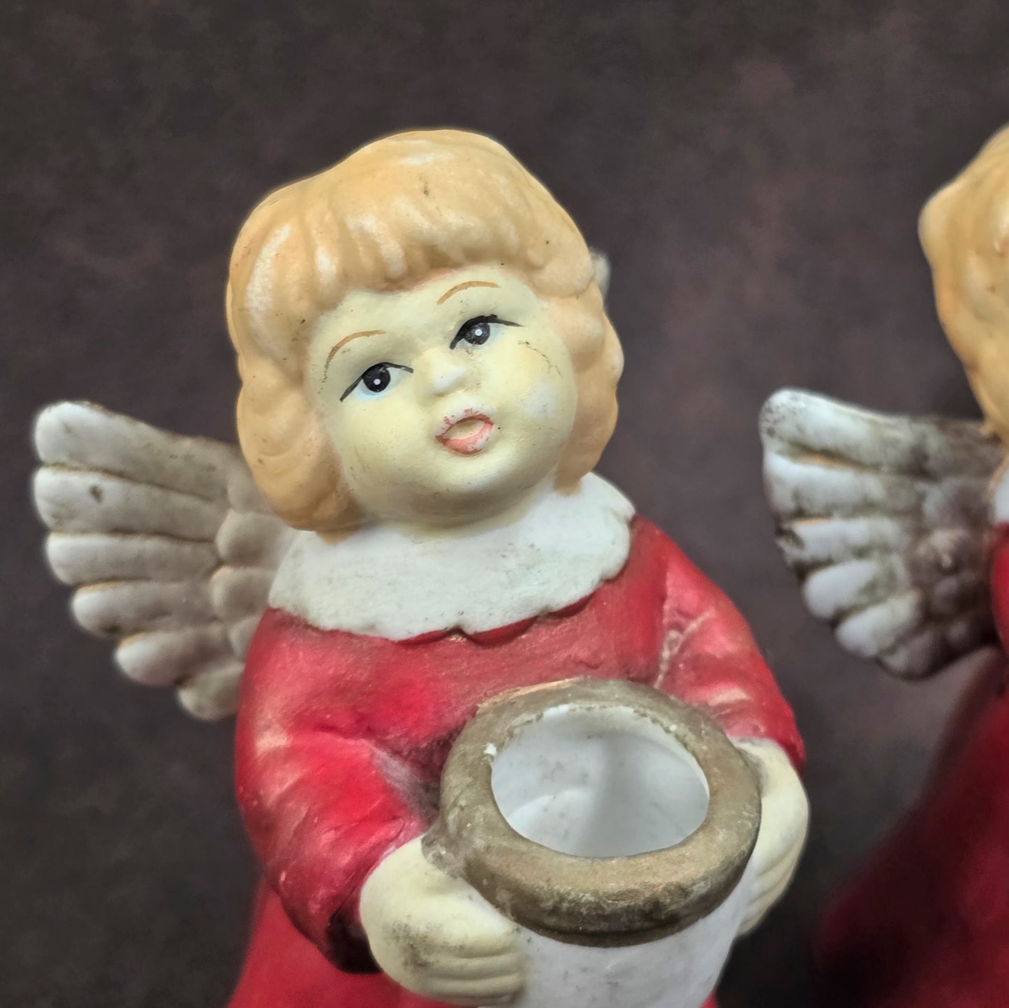Zwei Vintage Kerzenhalter Engel aus den 1960ern in roter Gießkeramik. Nostalgische Weihnachtsdeko für Adventskranz oder Regal – mit authentischem Retro-Charme.