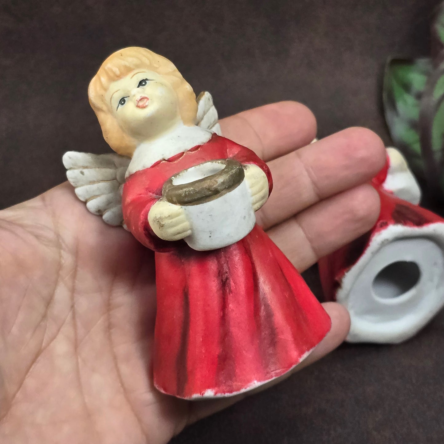 Zwei Vintage Kerzenhalter Engel aus den 1960ern in roter Gießkeramik. Nostalgische Weihnachtsdeko für Adventskranz oder Regal – mit authentischem Retro-Charme.