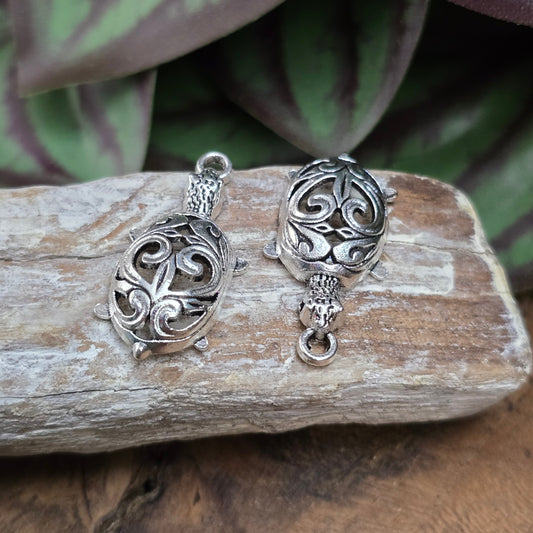 2 filigrane Schildkröten-Anhänger 25mm, antik silberfarben. Ideal für DIY Schmuck, Charms, Ketten, Ohrringe, Taschenanhänger & mehr. Material: Zinklegierung.
