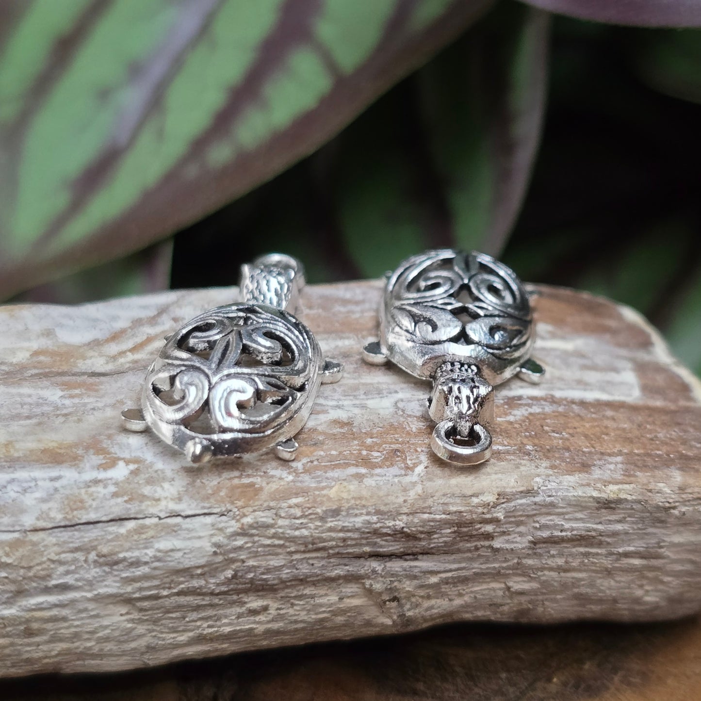 2 filigrane Schildkröten-Anhänger 25mm, antik silberfarben. Ideal für DIY Schmuck, Charms, Ketten, Ohrringe, Taschenanhänger & mehr. Material: Zinklegierung.