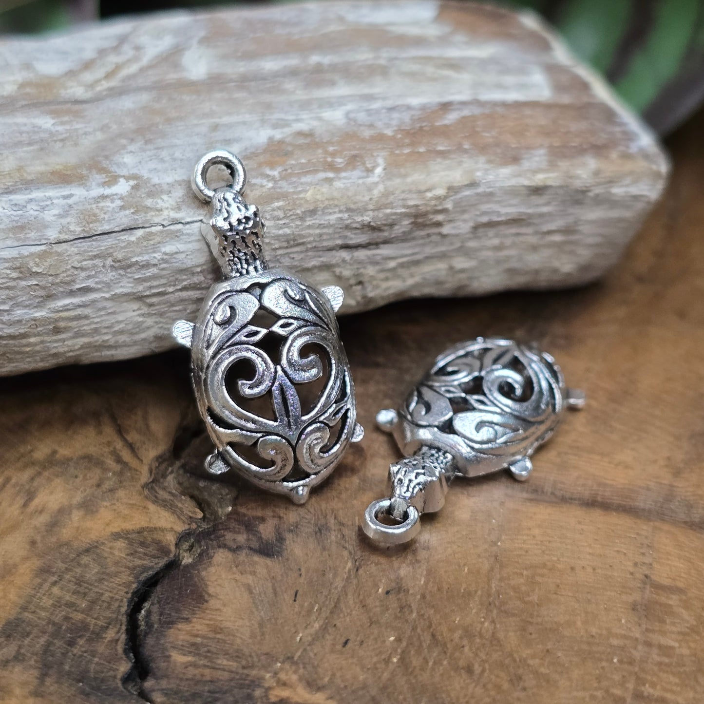 2 filigrane Schildkröten-Anhänger 25mm, antik silberfarben. Ideal für DIY Schmuck, Charms, Ketten, Ohrringe, Taschenanhänger & mehr. Material: Zinklegierung.