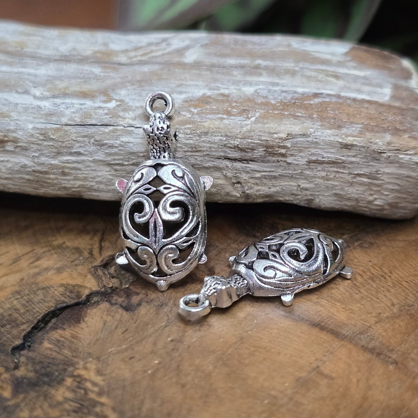 2 filigrane Schildkröten-Anhänger 25mm, antik silberfarben. Ideal für DIY Schmuck, Charms, Ketten, Ohrringe, Taschenanhänger & mehr. Material: Zinklegierung.