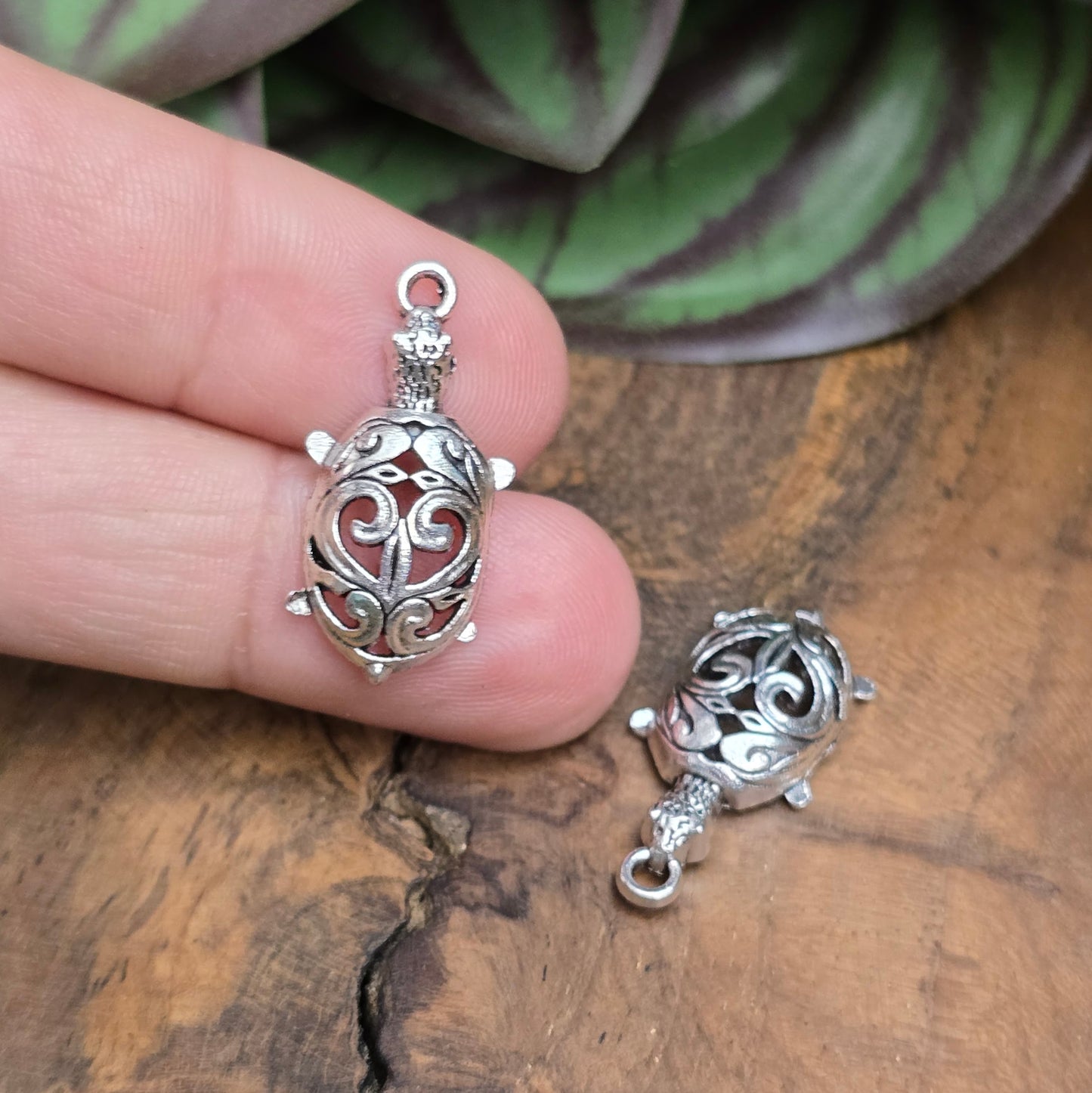 2 filigrane Schildkröten-Anhänger 25mm, antik silberfarben. Ideal für DIY Schmuck, Charms, Ketten, Ohrringe, Taschenanhänger & mehr. Material: Zinklegierung.