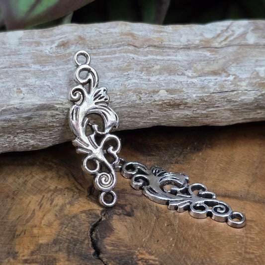 2 gotische Schmuckverbinder im Vintage-Stil – 36 mm – antik silberfarbig. Perfekt für Armbänder, Ketten oder DIY-Deko mit Schnörkel-Look.