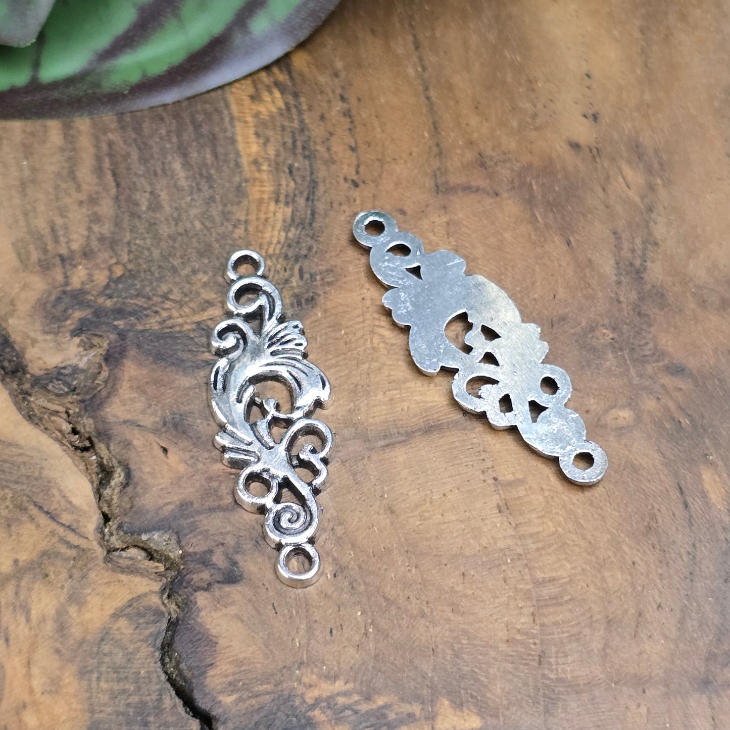 2 gotische Schmuckverbinder im Vintage-Stil – 36 mm – antik silberfarbig. Perfekt für Armbänder, Ketten oder DIY-Deko mit Schnörkel-Look.