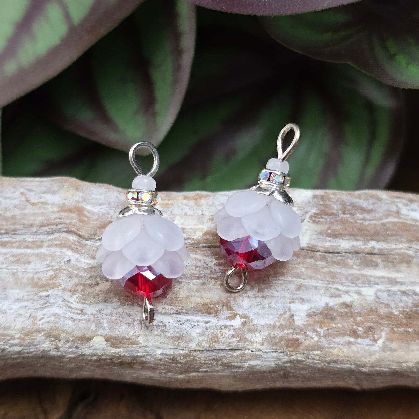2 handgefertigte Schmuckverbinder mit Blüten, rotem Kristallglas & Strass – 24 mm – für eleganten DIY-Schmuck & romantische Accessoires.