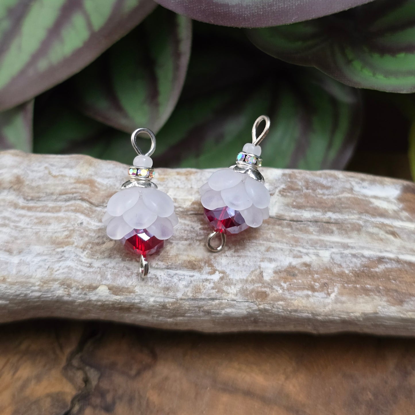2 handgefertigte Schmuckverbinder mit Blüten, rotem Kristallglas & Strass – 24 mm – für eleganten DIY-Schmuck & romantische Accessoires.