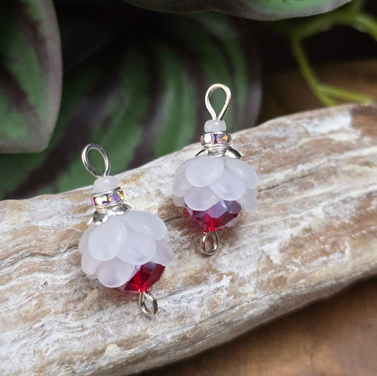 2 handgefertigte Schmuckverbinder mit Blüten, rotem Kristallglas & Strass – 24 mm – für eleganten DIY-Schmuck & romantische Accessoires.