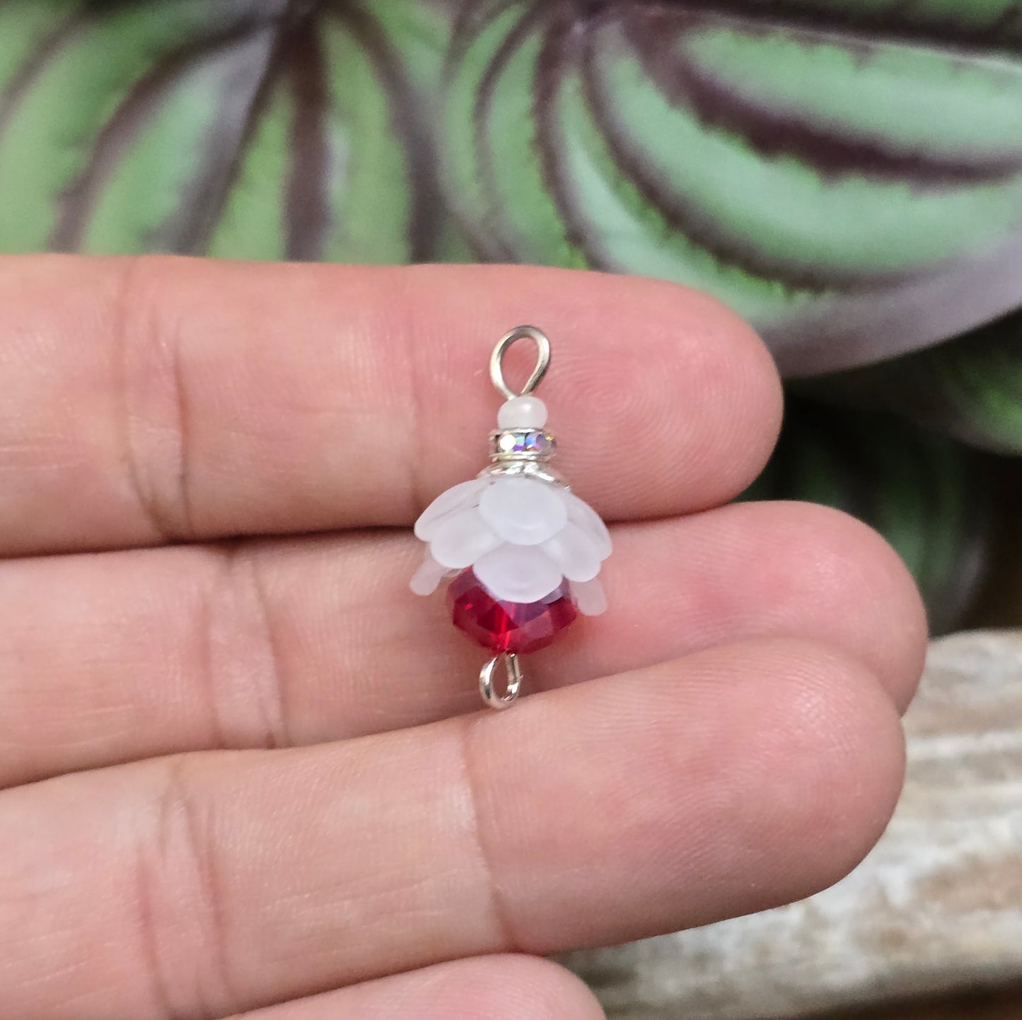 2 handgefertigte Schmuckverbinder mit Blüten, rotem Kristallglas & Strass – 24 mm – für eleganten DIY-Schmuck & romantische Accessoires.