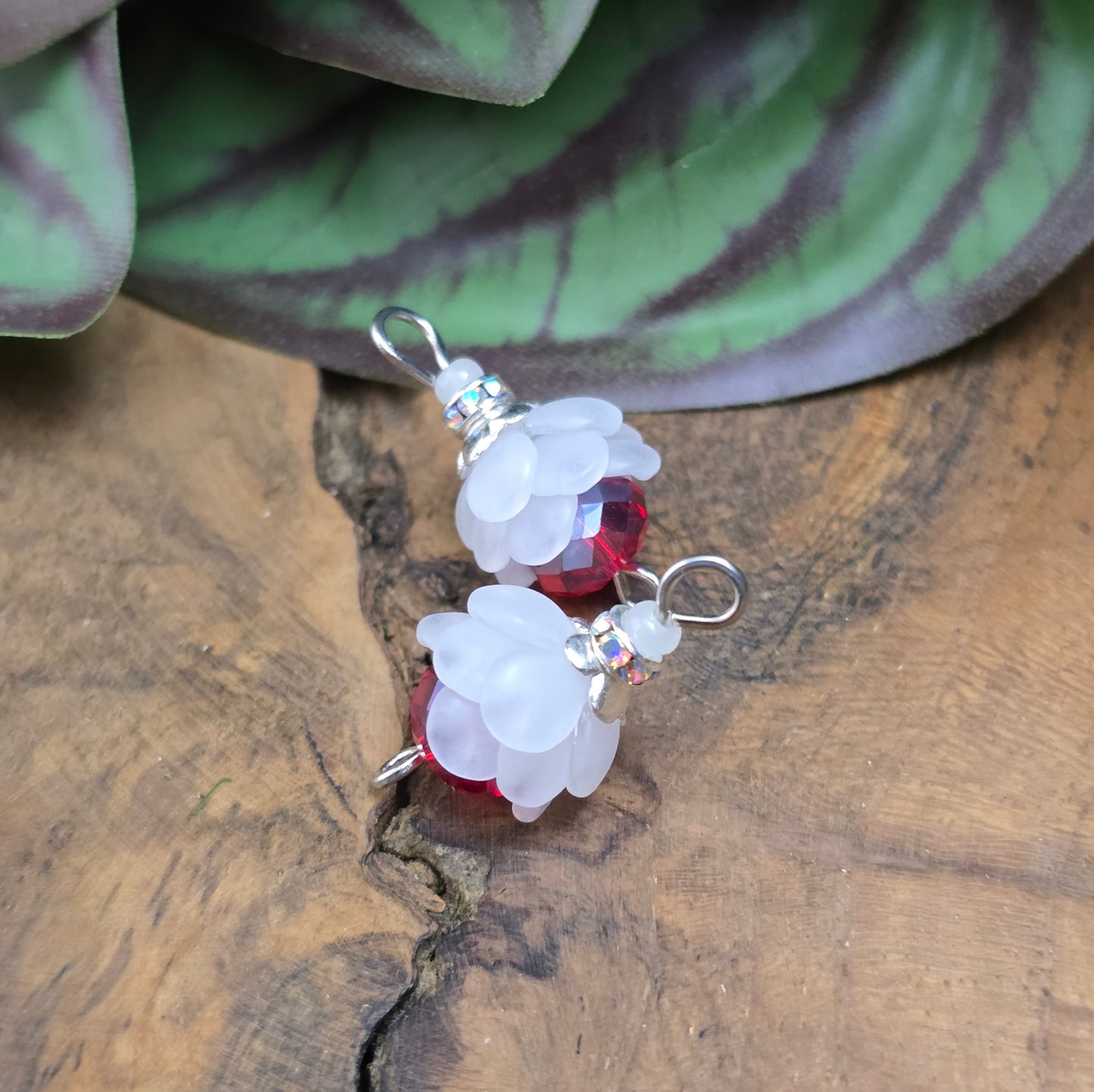 2 handgefertigte Schmuckverbinder mit Blüten, rotem Kristallglas & Strass – 24 mm – für eleganten DIY-Schmuck & romantische Accessoires.