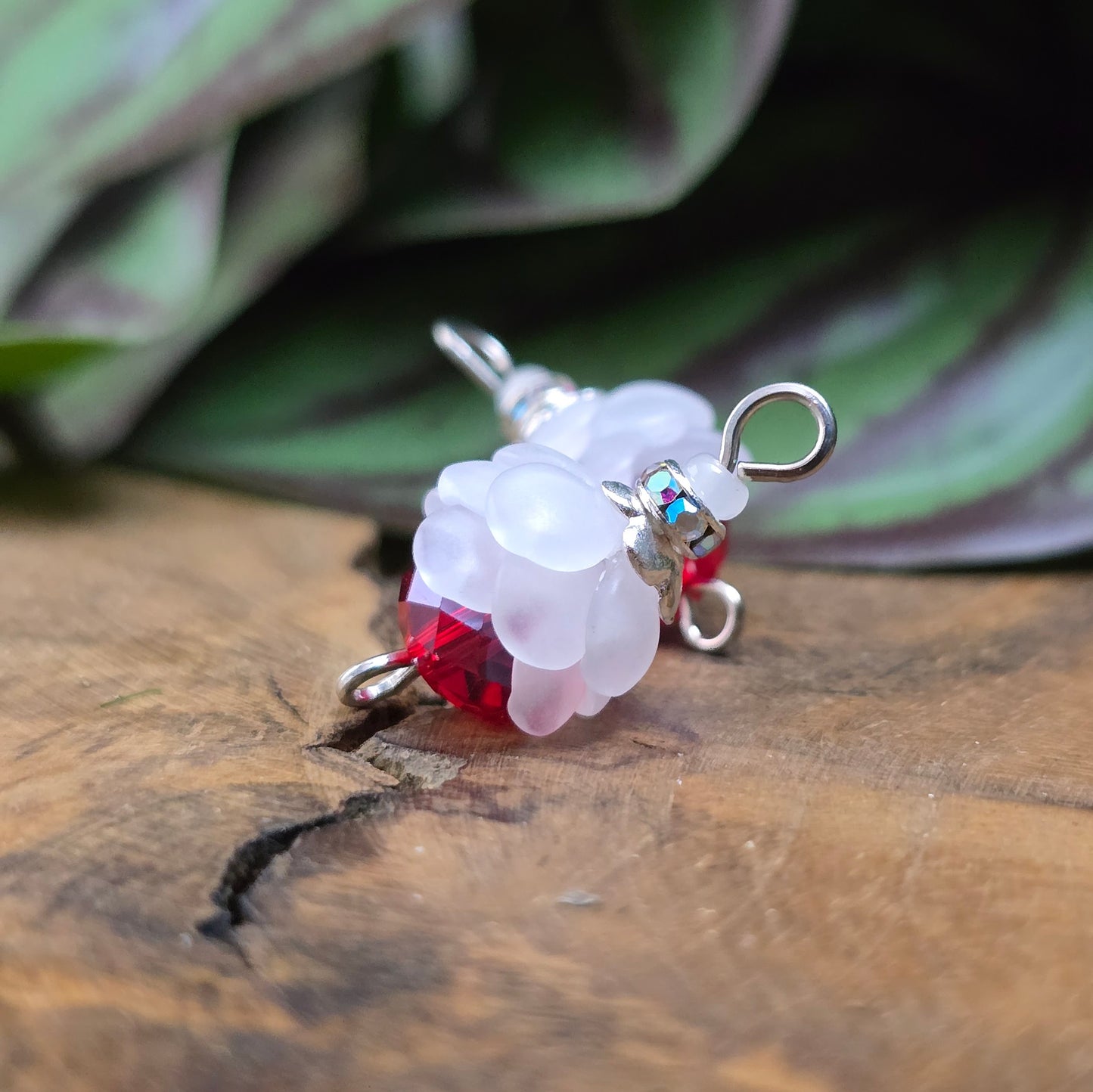 2 handgefertigte Schmuckverbinder mit Blüten, rotem Kristallglas & Strass – 24 mm – für eleganten DIY-Schmuck & romantische Accessoires.