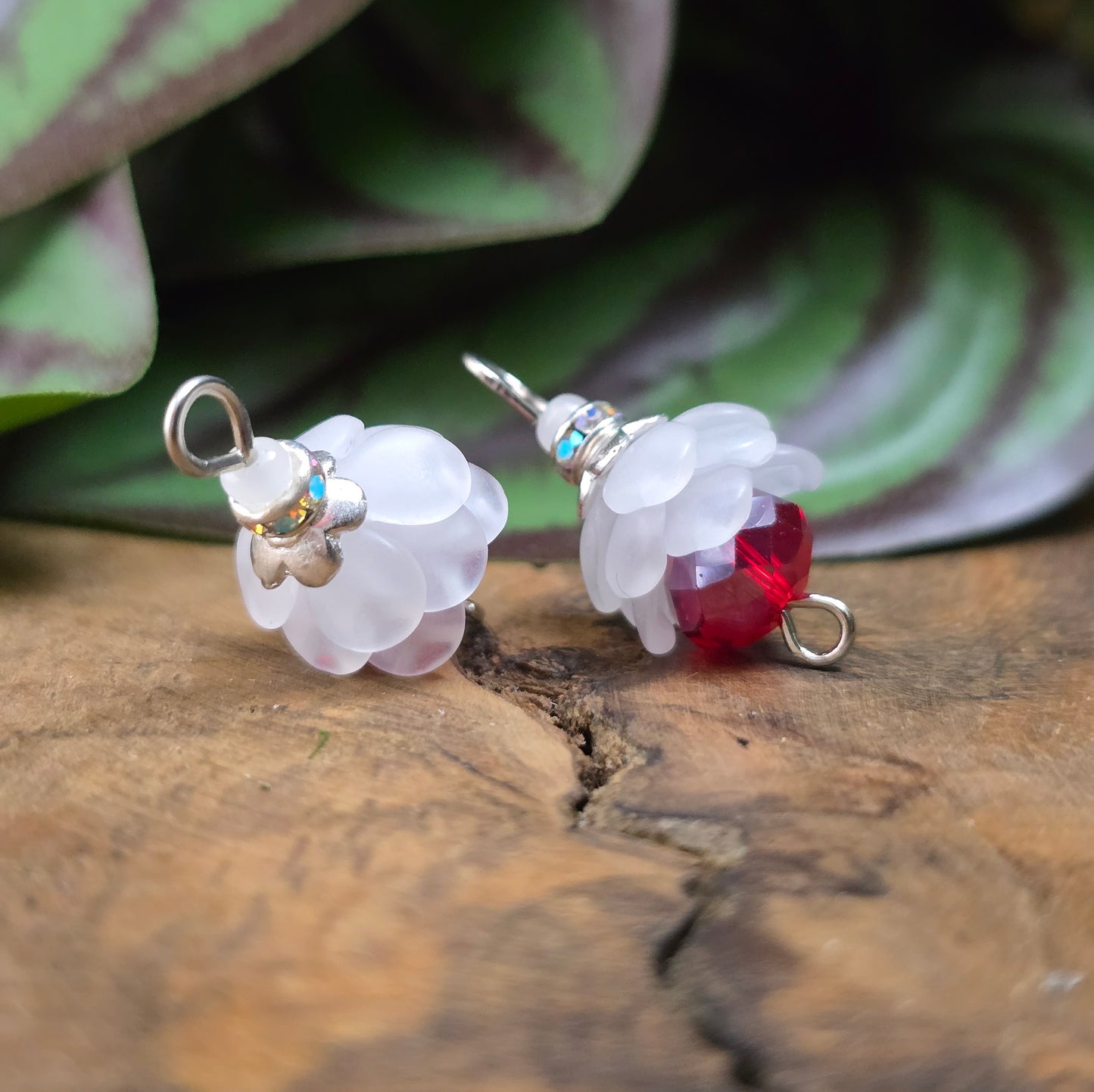 2 handgefertigte Schmuckverbinder mit Blüten, rotem Kristallglas & Strass – 24 mm – für eleganten DIY-Schmuck & romantische Accessoires.