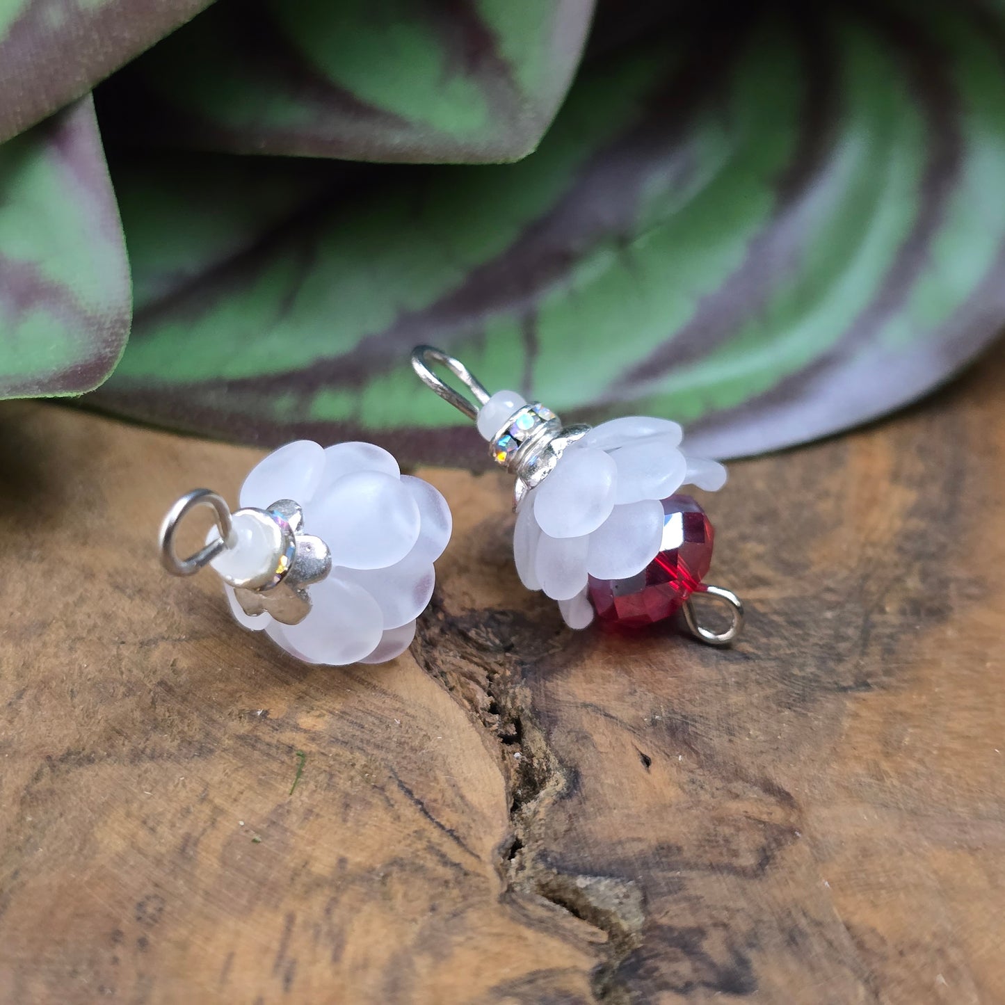 2 handgefertigte Schmuckverbinder mit Blüten, rotem Kristallglas & Strass – 24 mm – für eleganten DIY-Schmuck & romantische Accessoires.