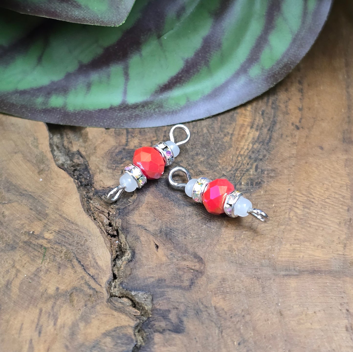 2 handgefertigte Verbinder mit Kristallglasperlen & Strass im Vintage-Stil – perfekt für Ketten, Armbänder oder Ohrringe. Größe: 19 mm. Farbe: Koralle/Weiß/Silber.