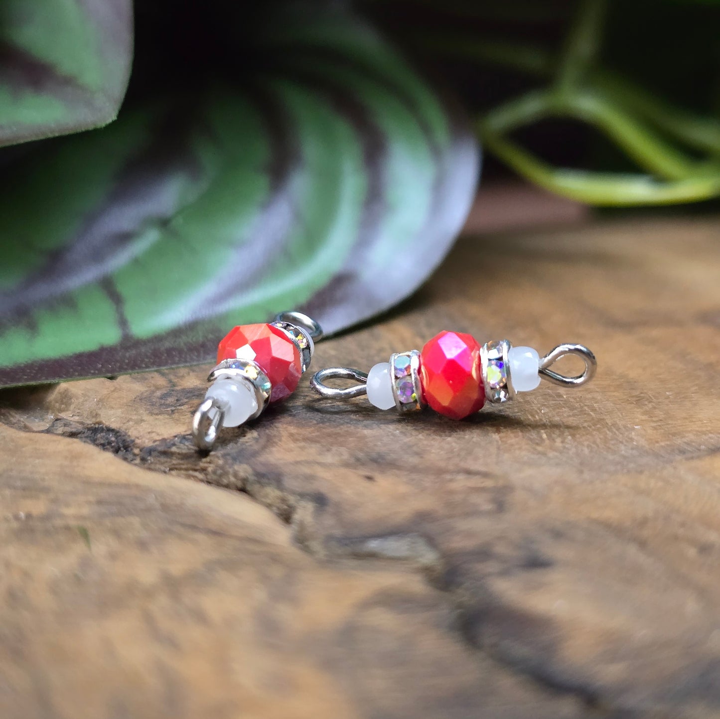 2 handgefertigte Verbinder mit Kristallglasperlen & Strass im Vintage-Stil – perfekt für Ketten, Armbänder oder Ohrringe. Größe: 19 mm. Farbe: Koralle/Weiß/Silber.