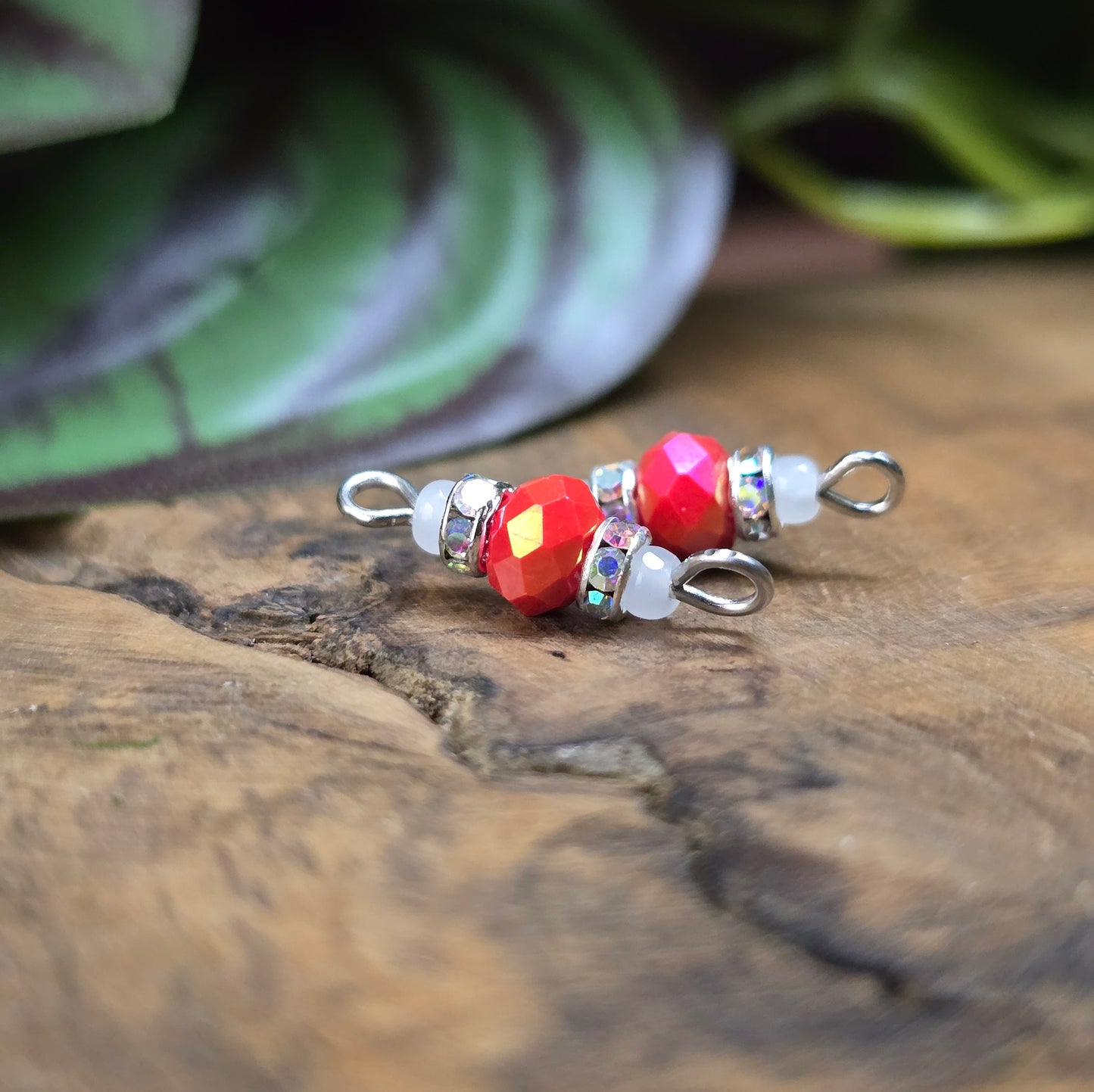 2 handgefertigte Verbinder mit Kristallglasperlen & Strass im Vintage-Stil – perfekt für Ketten, Armbänder oder Ohrringe. Größe: 19 mm. Farbe: Koralle/Weiß/Silber.