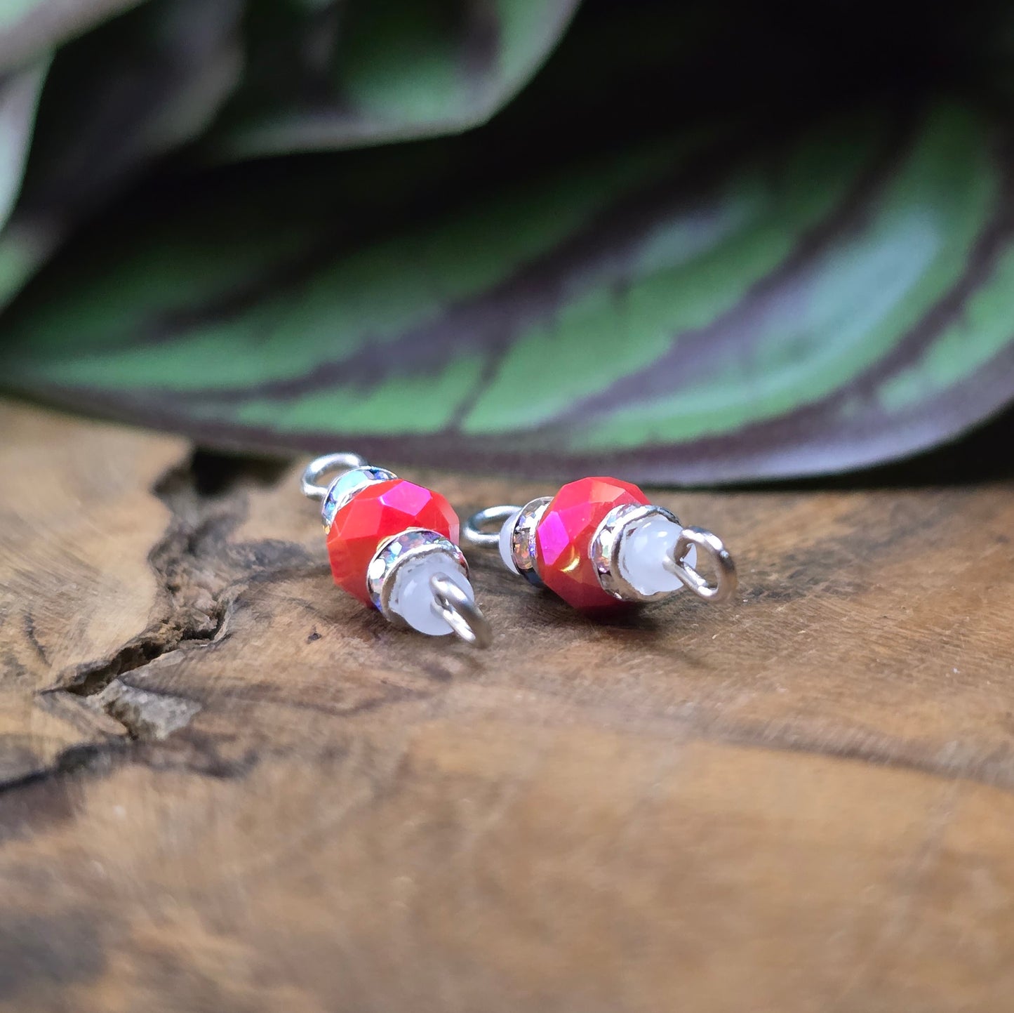 2 handgefertigte Verbinder mit Kristallglasperlen & Strass im Vintage-Stil – perfekt für Ketten, Armbänder oder Ohrringe. Größe: 19 mm. Farbe: Koralle/Weiß/Silber.