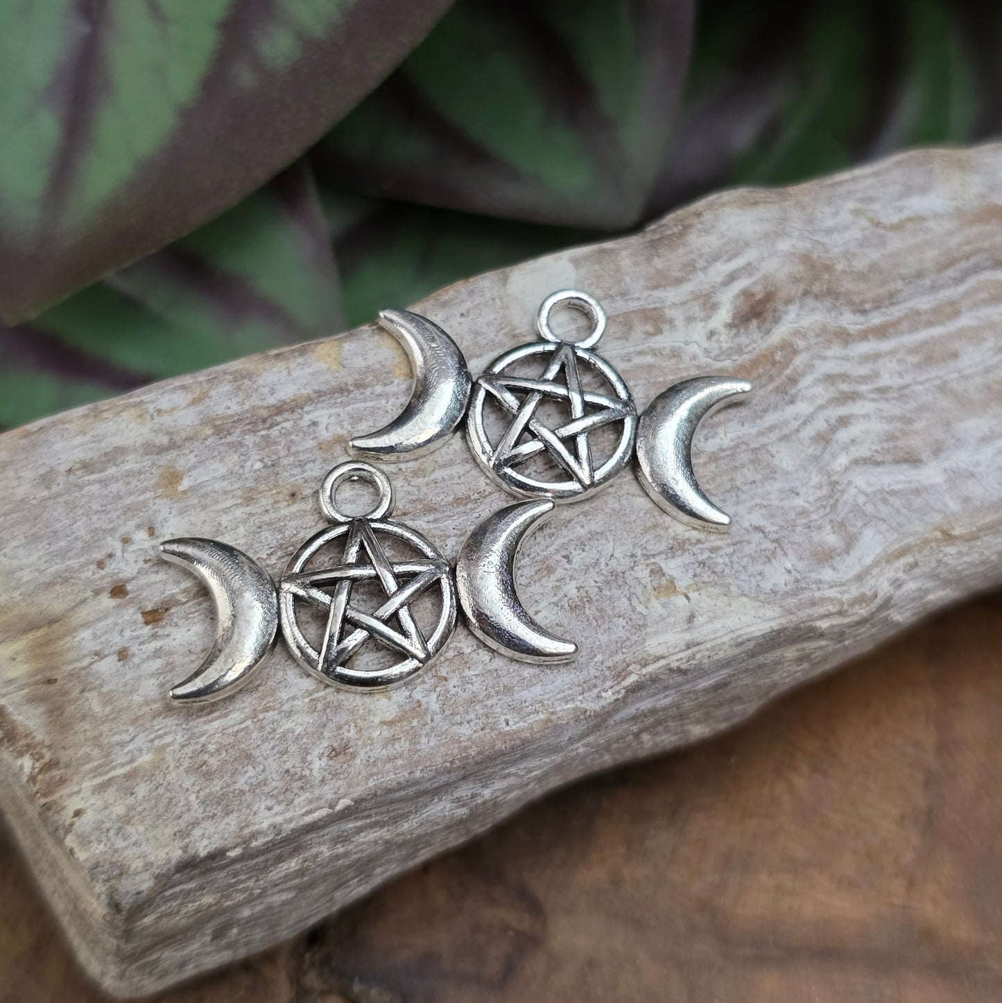 2 mystische Anhänger Triple Moon Goddess 13x22mm, antik silberfarben. Ideal für Wicca-Schmuck, Pendel, Ketten, Charms, Haarschmuck, Taschenanhänger & mehr.