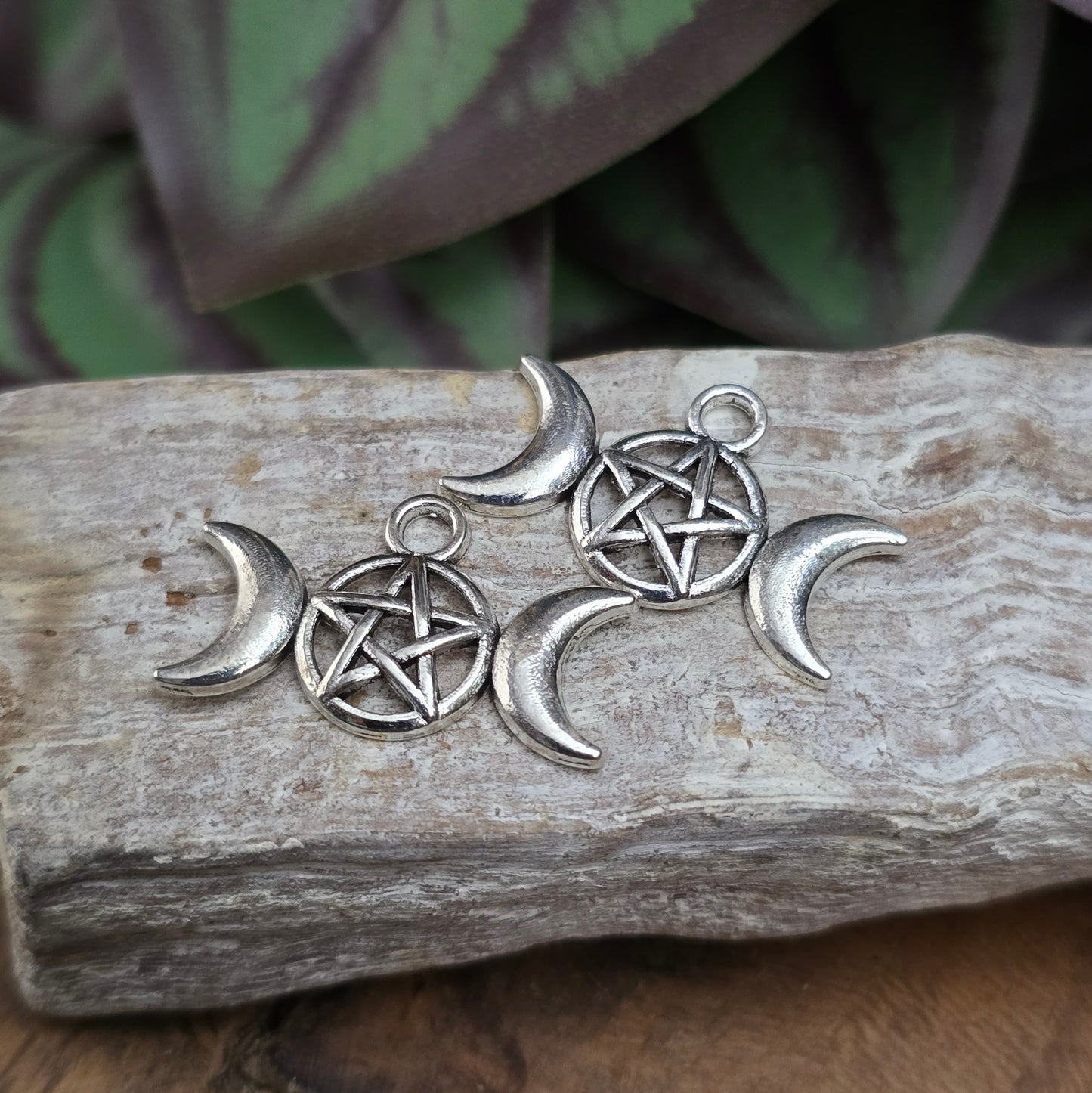 2 mystische Anhänger Triple Moon Goddess 13x22mm, antik silberfarben. Ideal für Wicca-Schmuck, Pendel, Ketten, Charms, Haarschmuck, Taschenanhänger & mehr.