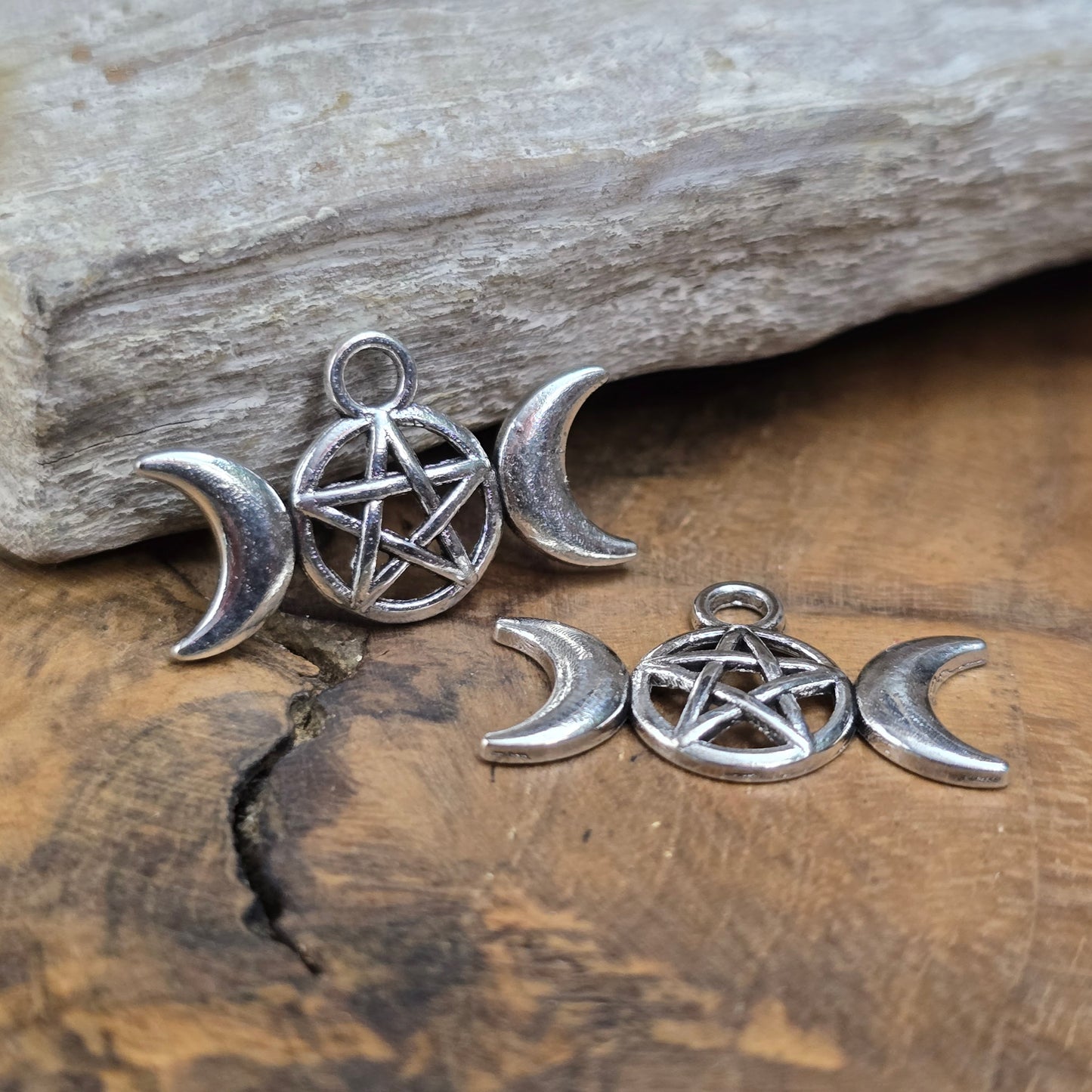 2 mystische Anhänger Triple Moon Goddess 13x22mm, antik silberfarben. Ideal für Wicca-Schmuck, Pendel, Ketten, Charms, Haarschmuck, Taschenanhänger & mehr.