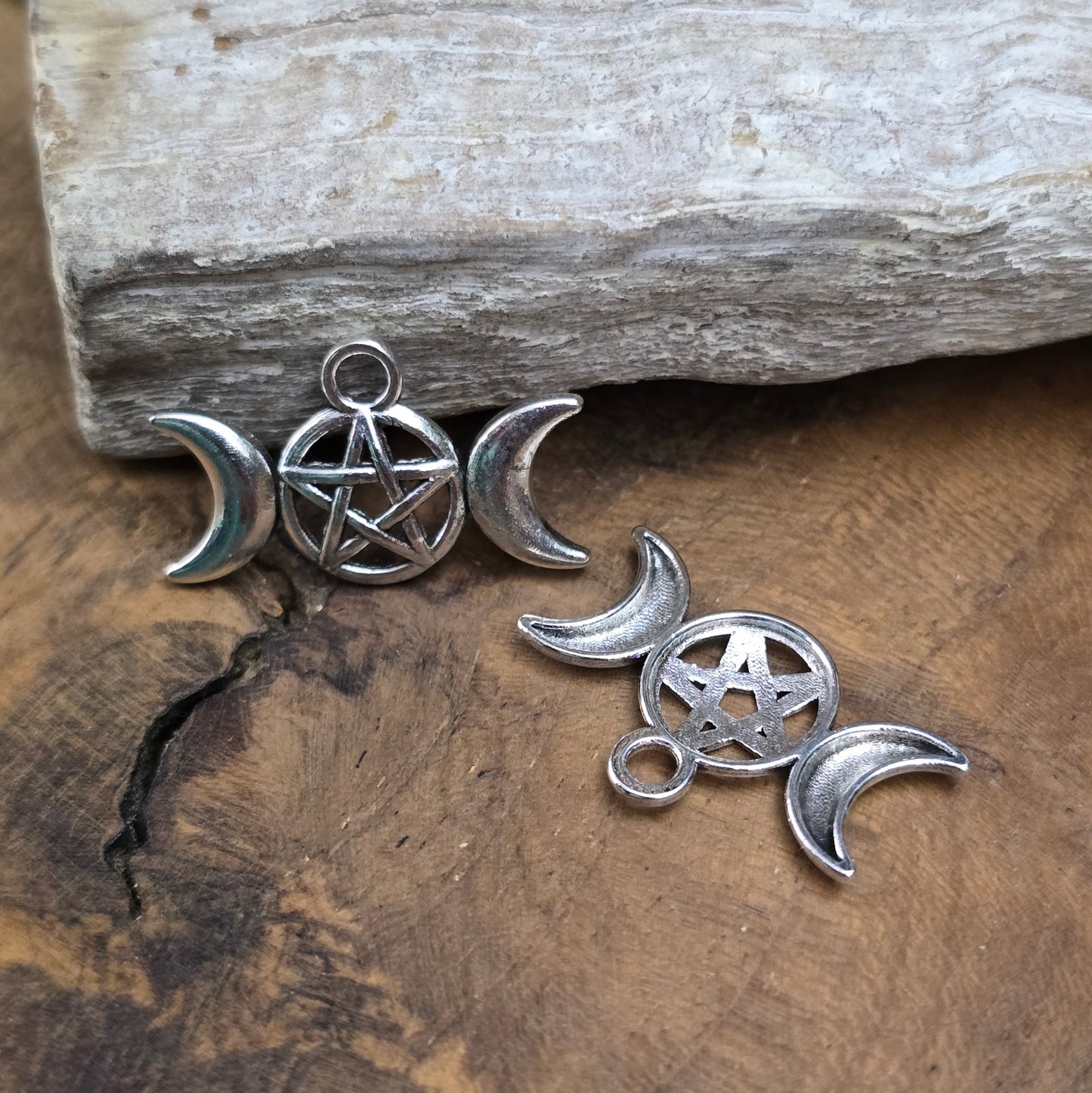 2 mystische Anhänger Triple Moon Goddess 13x22mm, antik silberfarben. Ideal für Wicca-Schmuck, Pendel, Ketten, Charms, Haarschmuck, Taschenanhänger & mehr.