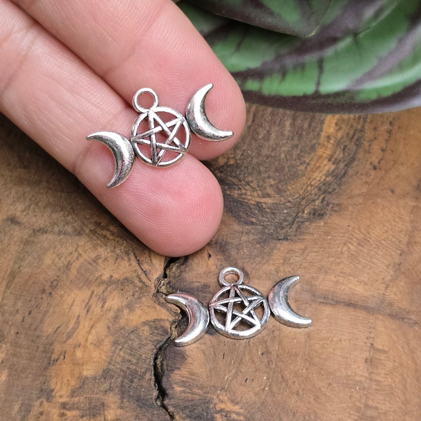 2 mystische Anhänger Triple Moon Goddess 13x22mm, antik silberfarben. Ideal für Wicca-Schmuck, Pendel, Ketten, Charms, Haarschmuck, Taschenanhänger & mehr.