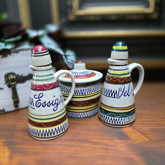 Entdecke die charmante 3-teilige Keramik-Menage von Marzi & Remy aus den 60ern – handbemalt, funktional & dekorativ. Perfekt für Retro-Fans & Sammler.