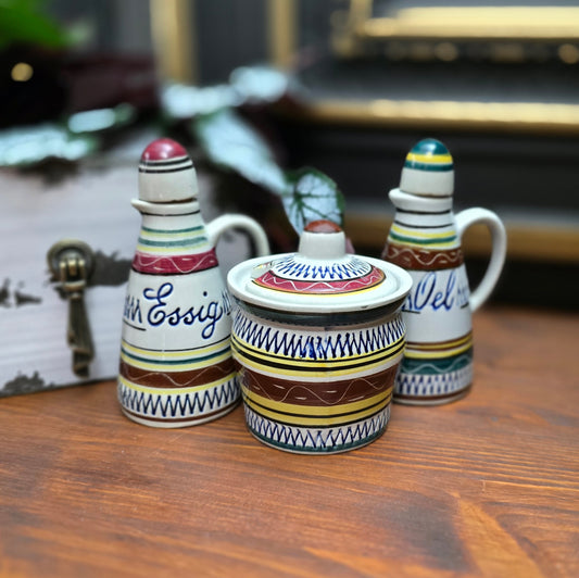 Entdecke die charmante 3-teilige Keramik-Menage von Marzi & Remy aus den 60ern – handbemalt, funktional & dekorativ. Perfekt für Retro-Fans & Sammler.