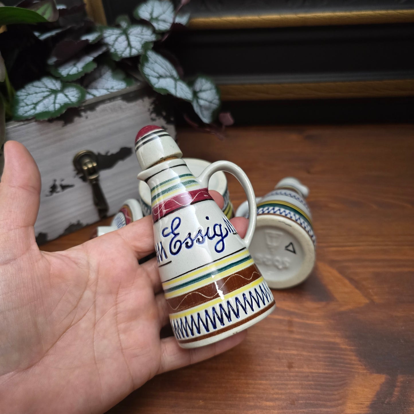 Entdecke die charmante 3-teilige Keramik-Menage von Marzi & Remy aus den 60ern – handbemalt, funktional & dekorativ. Perfekt für Retro-Fans & Sammler.