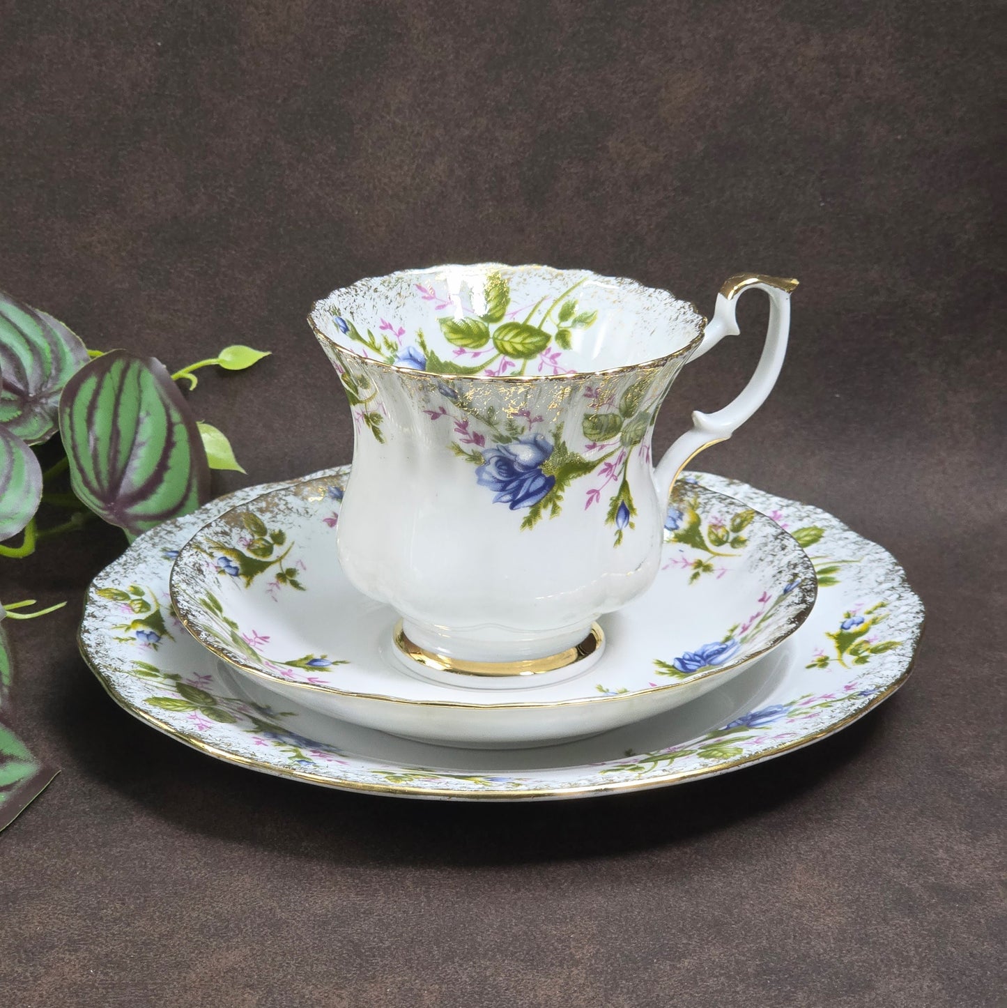 3-teiliges Vintage-Gedeck PJ Chodziez Polen, 1960er. Blaue Rosen, Goldrand, geprägtes Punktemuster. Sehr guter Zustand. Perfekt für Sammler & nostalgische Teestunden.