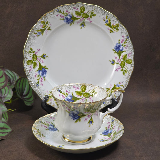 3-teiliges Vintage-Gedeck PJ Chodziez Polen, 1960er. Blaue Rosen, Goldrand, geprägtes Punktemuster. Sehr guter Zustand. Perfekt für Sammler & nostalgische Teestunden.