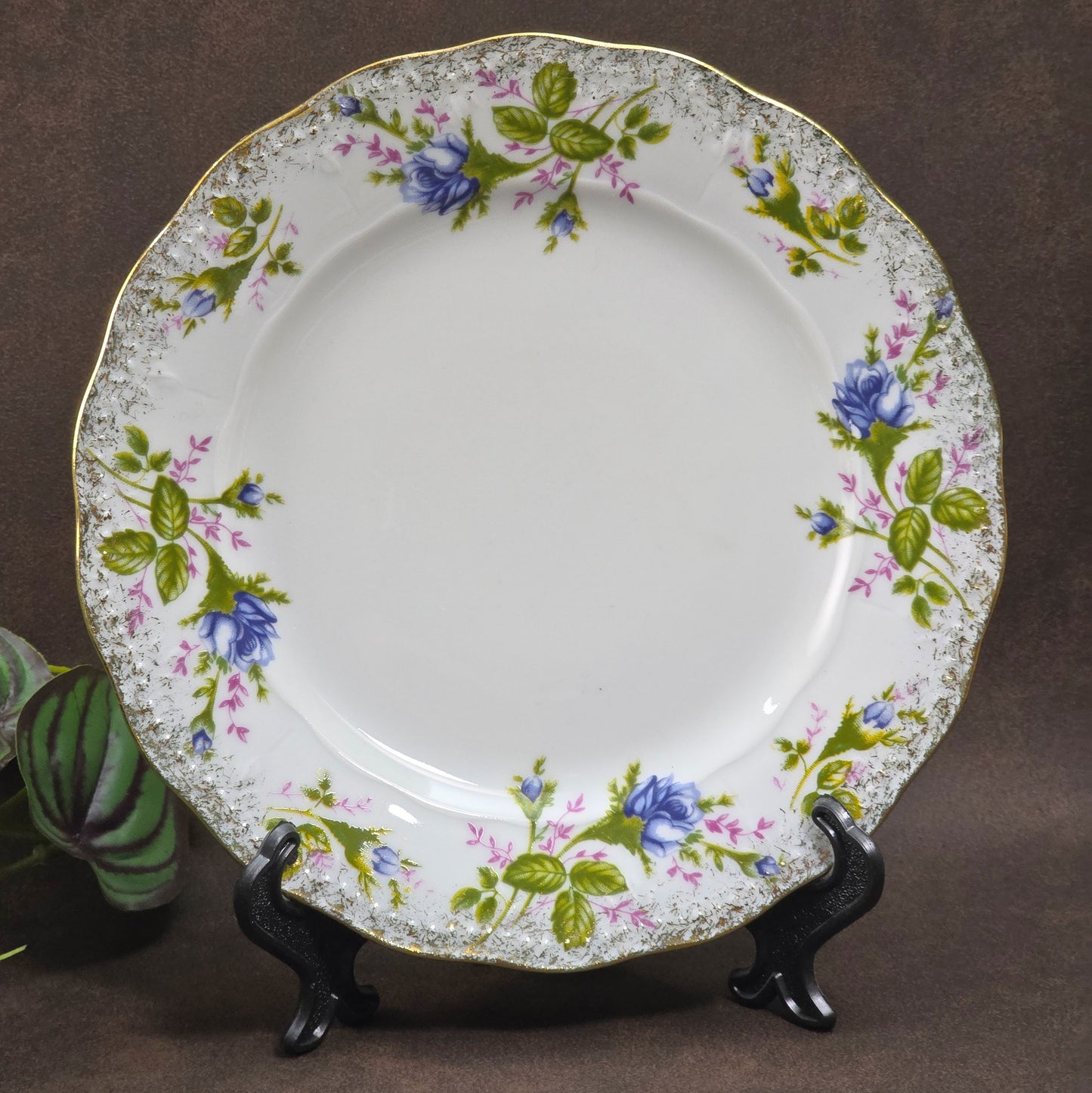 3-teiliges Vintage-Gedeck PJ Chodziez Polen, 1960er. Blaue Rosen, Goldrand, geprägtes Punktemuster. Sehr guter Zustand. Perfekt für Sammler & nostalgische Teestunden.
