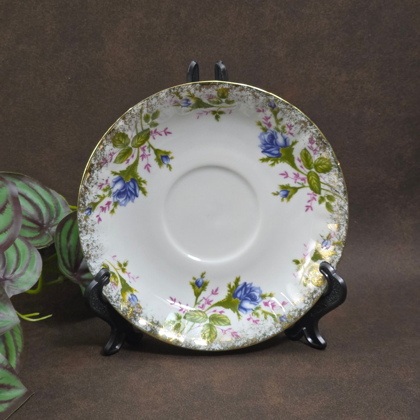 3-teiliges Vintage-Gedeck PJ Chodziez Polen, 1960er. Blaue Rosen, Goldrand, geprägtes Punktemuster. Sehr guter Zustand. Perfekt für Sammler & nostalgische Teestunden.