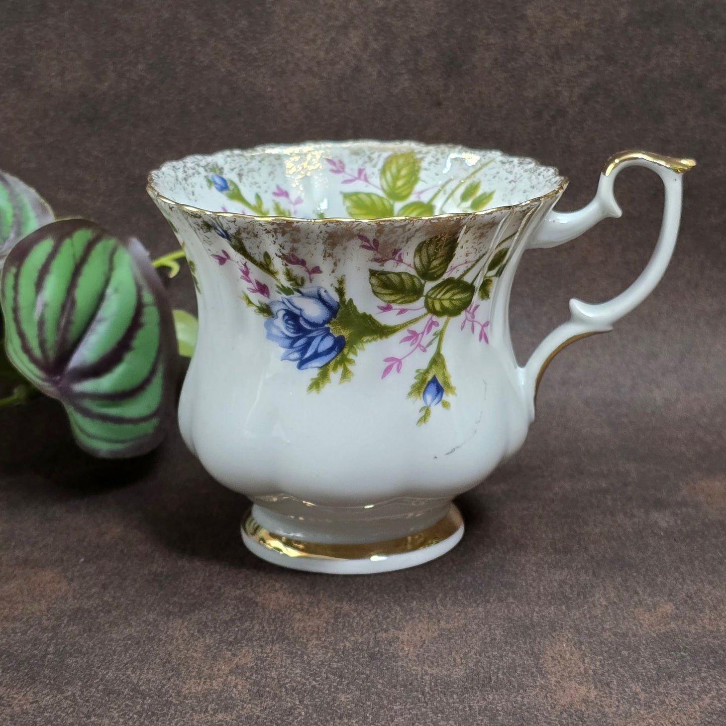 3-teiliges Vintage-Gedeck PJ Chodziez Polen, 1960er. Blaue Rosen, Goldrand, geprägtes Punktemuster. Sehr guter Zustand. Perfekt für Sammler & nostalgische Teestunden.