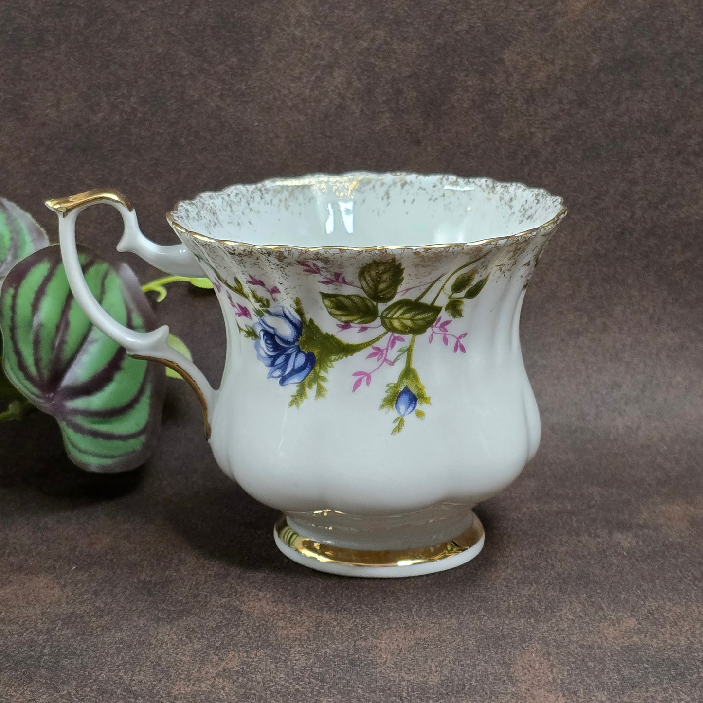 3-teiliges Vintage-Gedeck PJ Chodziez Polen, 1960er. Blaue Rosen, Goldrand, geprägtes Punktemuster. Sehr guter Zustand. Perfekt für Sammler & nostalgische Teestunden.