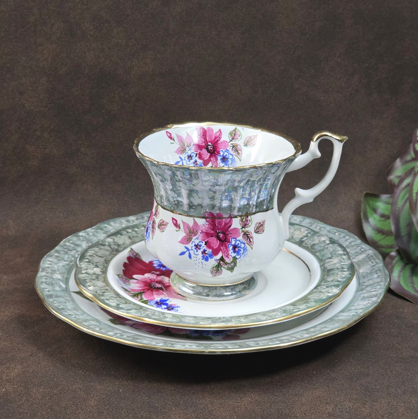 3-teiliges Vintage-Sammelgedeck DW Chodziez aus Polen, Bone China Porzellan, 1960er Jahre, mit Blumen- und Golddekor. Sehr guter Zustand, eleganter Klassiker für Sammler & Genießer.
