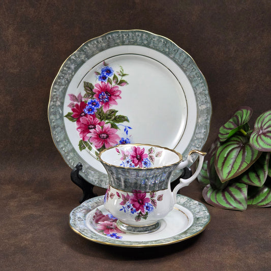 3-teiliges Vintage-Sammelgedeck DW Chodziez aus Polen, Bone China Porzellan, 1960er Jahre, mit Blumen- und Golddekor. Sehr guter Zustand, eleganter Klassiker für Sammler & Genießer.