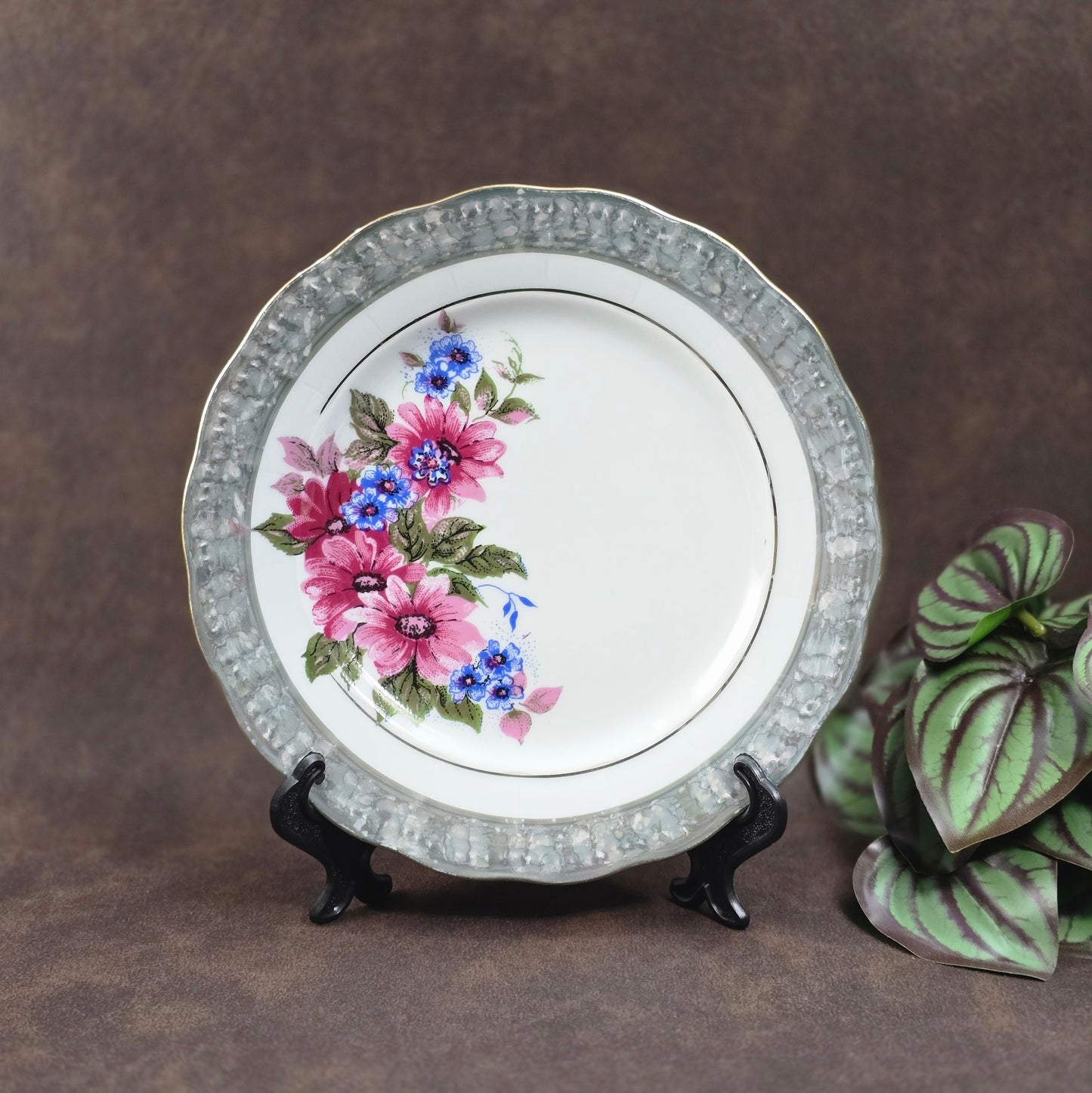 3-teiliges Vintage-Sammelgedeck DW Chodziez aus Polen, Bone China Porzellan, 1960er Jahre, mit Blumen- und Golddekor. Sehr guter Zustand, eleganter Klassiker für Sammler & Genießer.