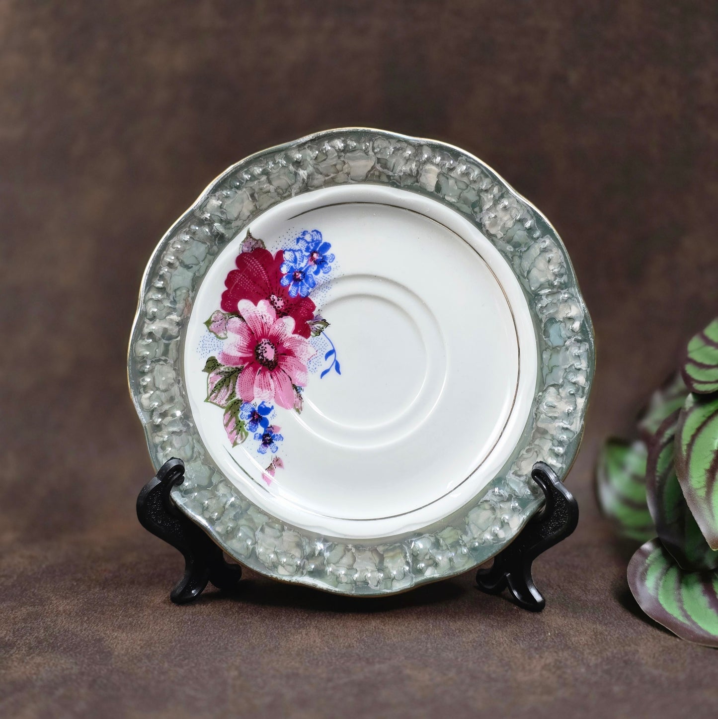 3-teiliges Vintage-Sammelgedeck DW Chodziez aus Polen, Bone China Porzellan, 1960er Jahre, mit Blumen- und Golddekor. Sehr guter Zustand, eleganter Klassiker für Sammler & Genießer.
