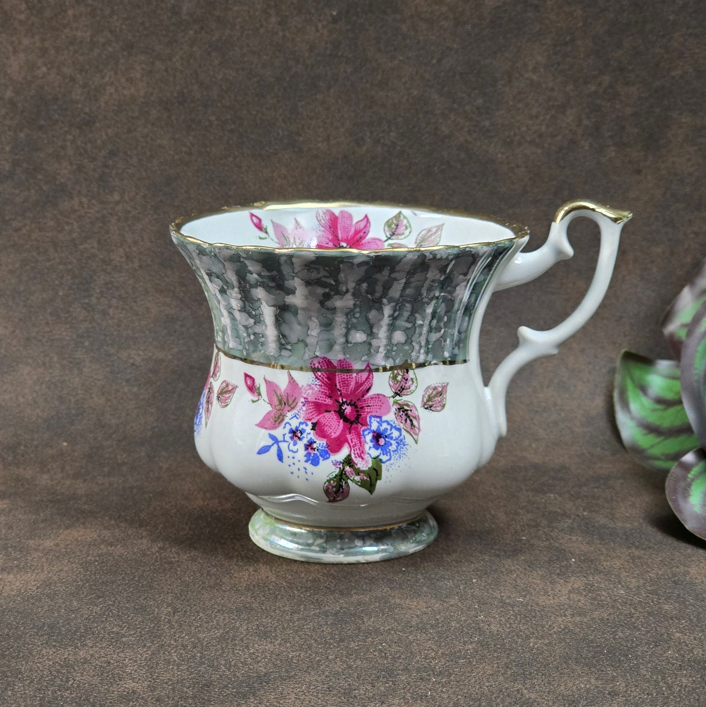 3-teiliges Vintage-Sammelgedeck DW Chodziez aus Polen, Bone China Porzellan, 1960er Jahre, mit Blumen- und Golddekor. Sehr guter Zustand, eleganter Klassiker für Sammler & Genießer.