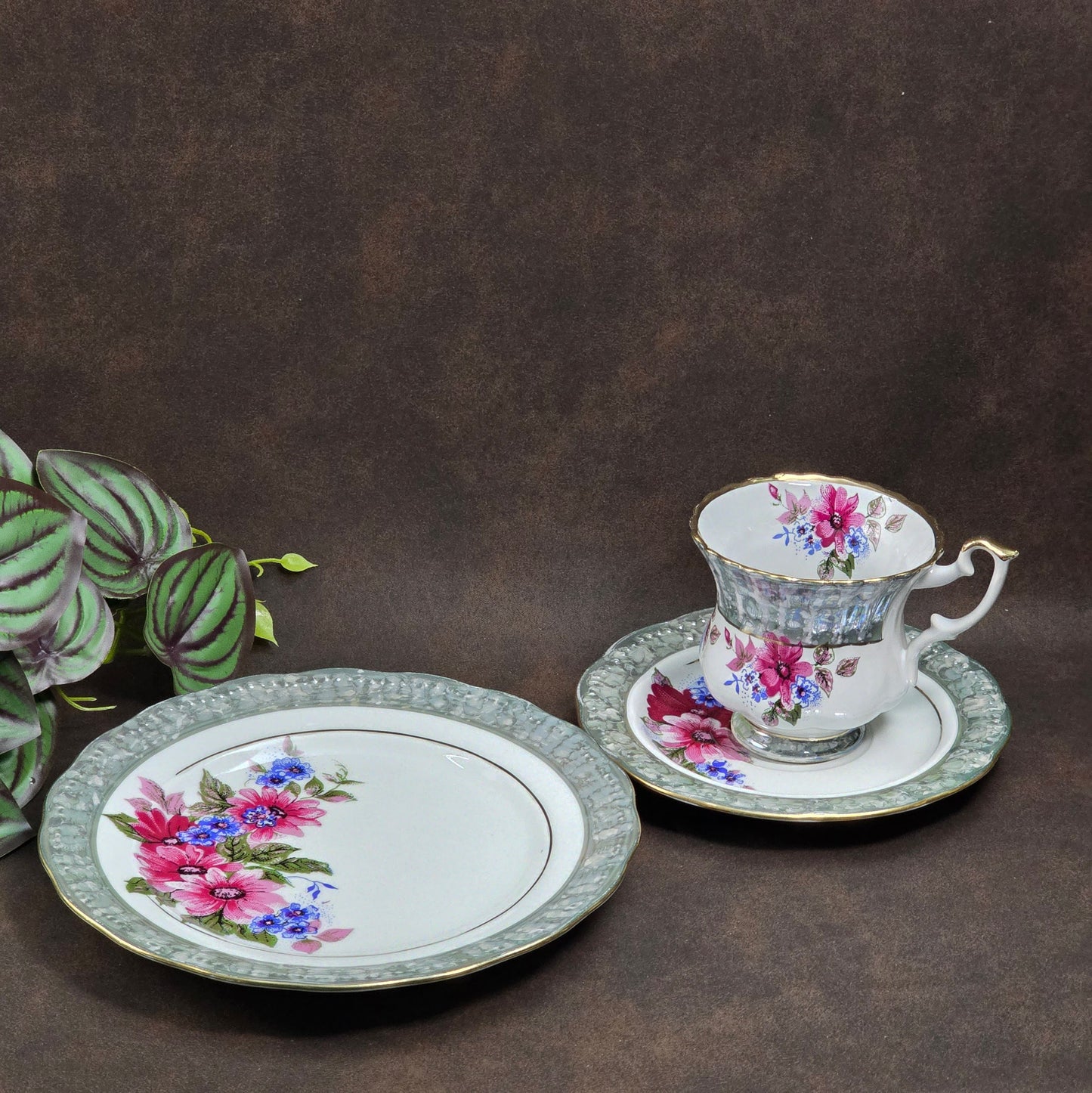 3-teiliges Vintage-Sammelgedeck DW Chodziez aus Polen, Bone China Porzellan, 1960er Jahre, mit Blumen- und Golddekor. Sehr guter Zustand, eleganter Klassiker für Sammler & Genießer.