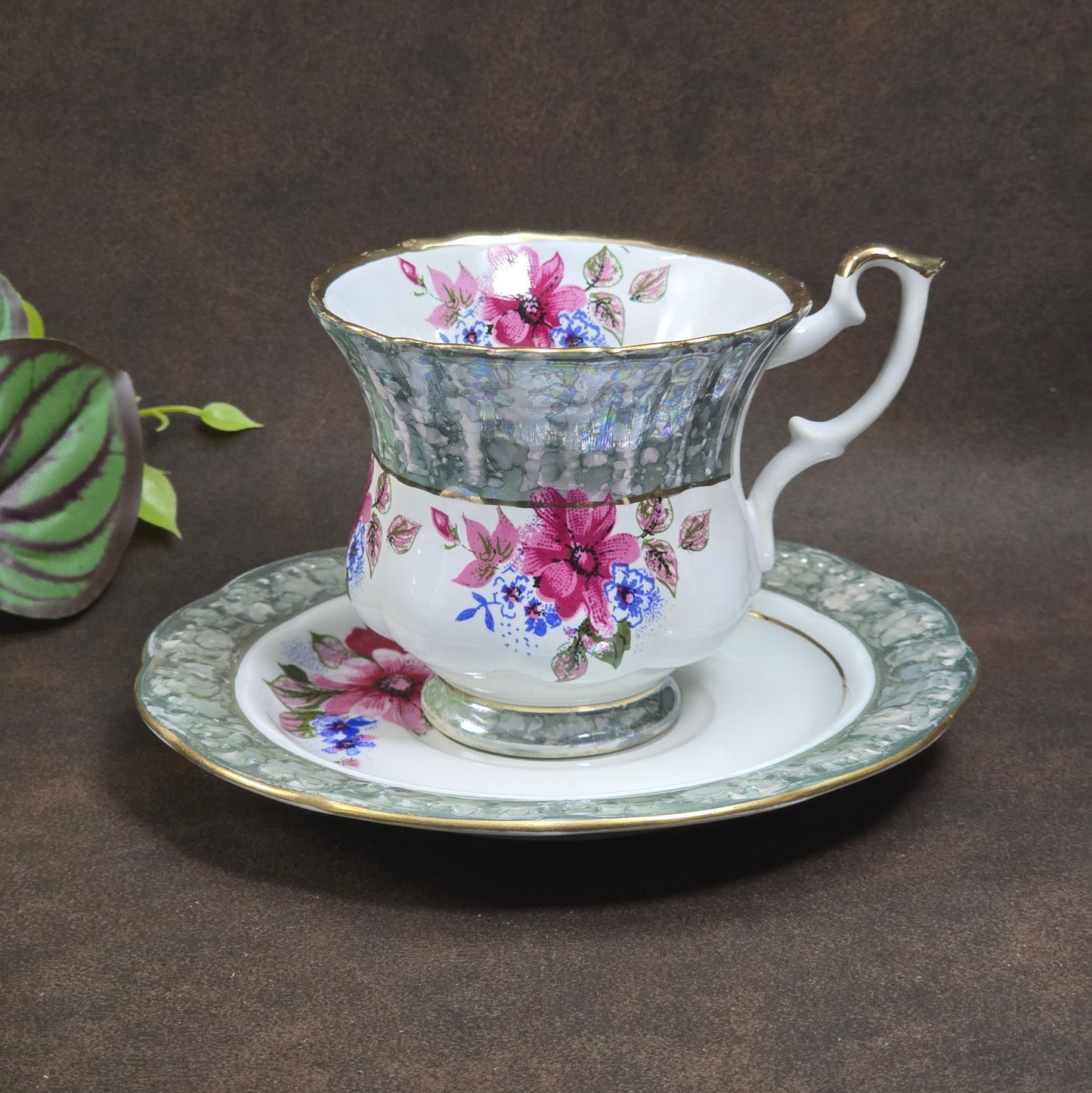 3-teiliges Vintage-Sammelgedeck DW Chodziez aus Polen, Bone China Porzellan, 1960er Jahre, mit Blumen- und Golddekor. Sehr guter Zustand, eleganter Klassiker für Sammler & Genießer.