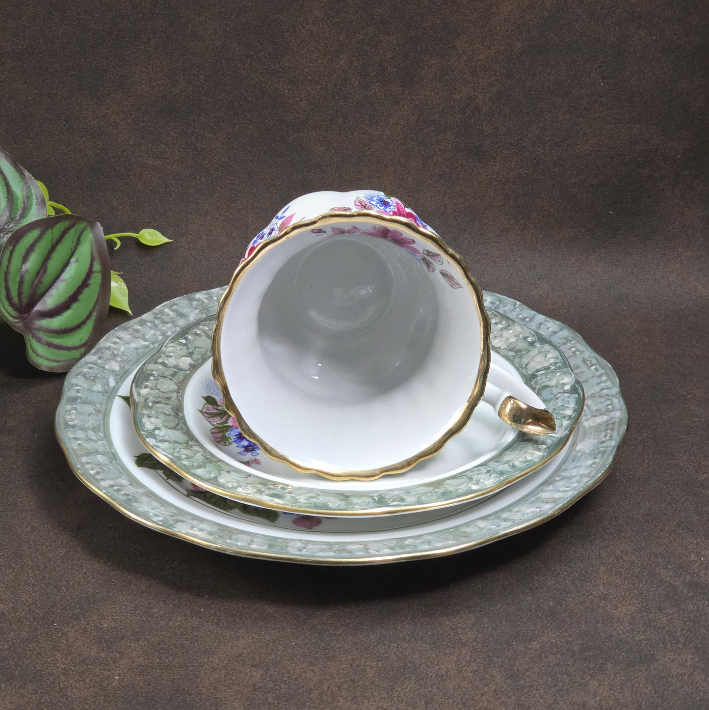 3-teiliges Vintage-Sammelgedeck DW Chodziez aus Polen, Bone China Porzellan, 1960er Jahre, mit Blumen- und Golddekor. Sehr guter Zustand, eleganter Klassiker für Sammler & Genießer.