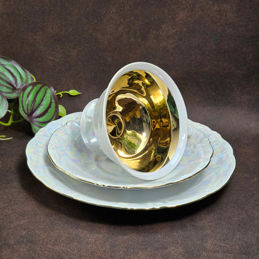 3-teiliges Walbrzych Gedeck aus den 1970ern: Weiß, Goldrand & Lusterware-Schimmer. Sehr guter Zustand, perfekter Vintage-Charme für Sammler und Teestunden.