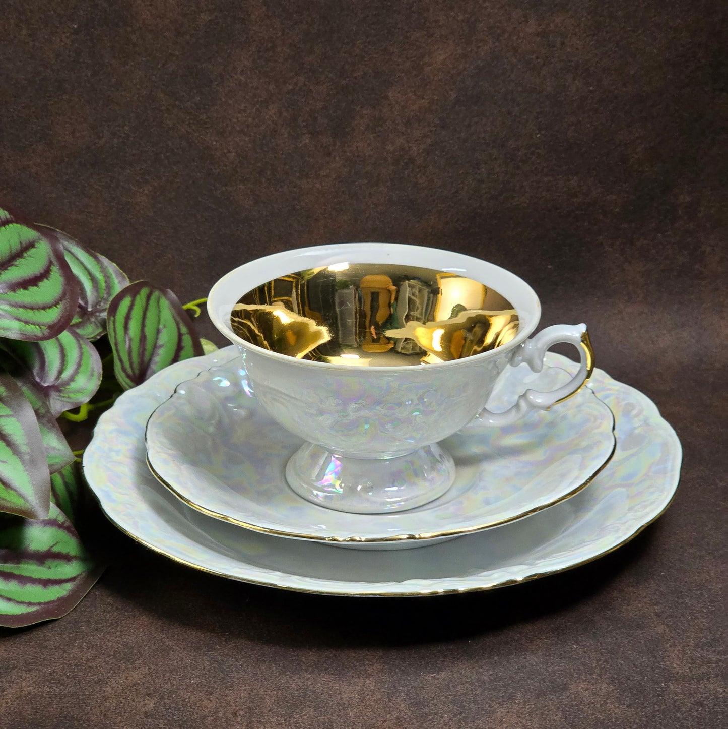 3-teiliges Walbrzych Gedeck aus den 1970ern: Weiß, Goldrand & Lusterware-Schimmer. Sehr guter Zustand, perfekter Vintage-Charme für Sammler und Teestunden.