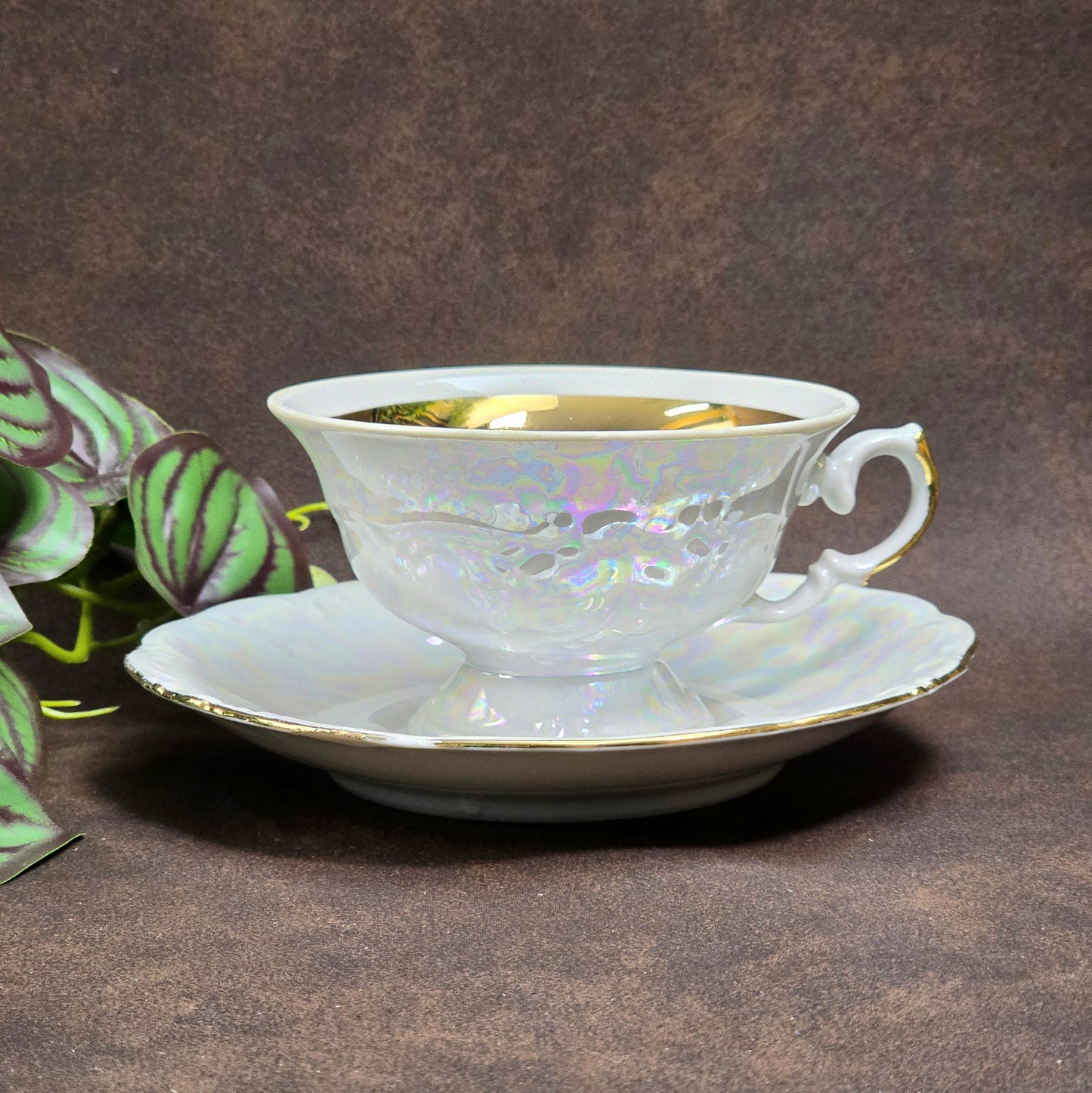 3-teiliges Walbrzych Gedeck aus den 1970ern: Weiß, Goldrand & Lusterware-Schimmer. Sehr guter Zustand, perfekter Vintage-Charme für Sammler und Teestunden.